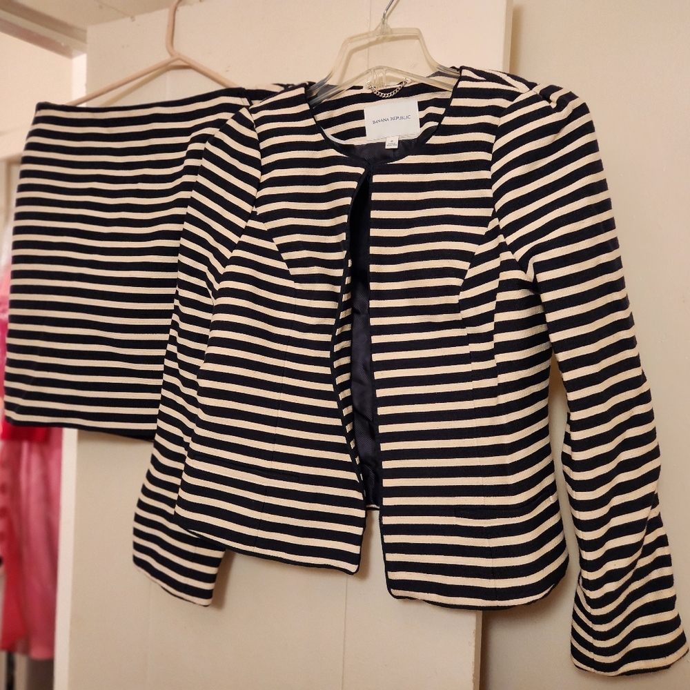Banana Republic set skirtsuit striped navy/ off white size 6 nwot